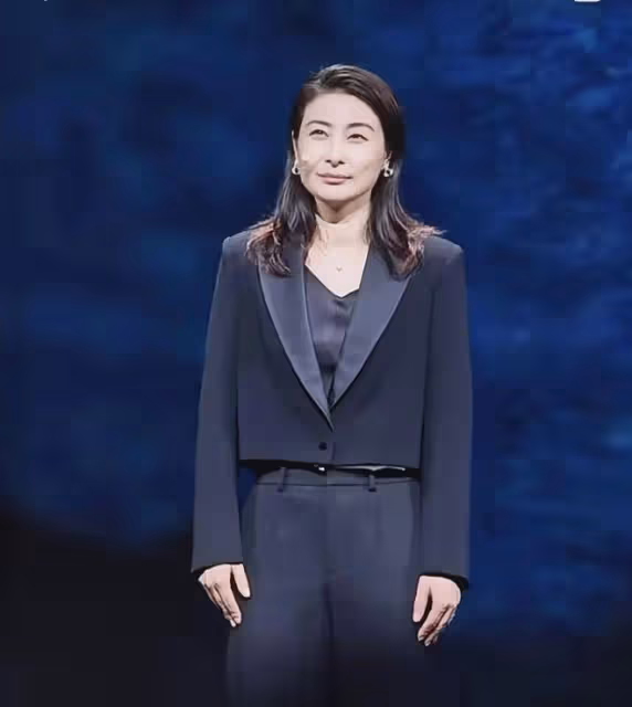 郭晶晶現身上海演講,緊張到雙手握拳,穿正裝與楊紫瓊同台比美