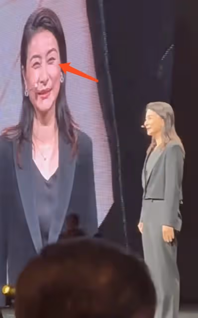 郭晶晶現身上海演講,緊張到雙手握拳,穿正裝與楊紫瓊同台比美