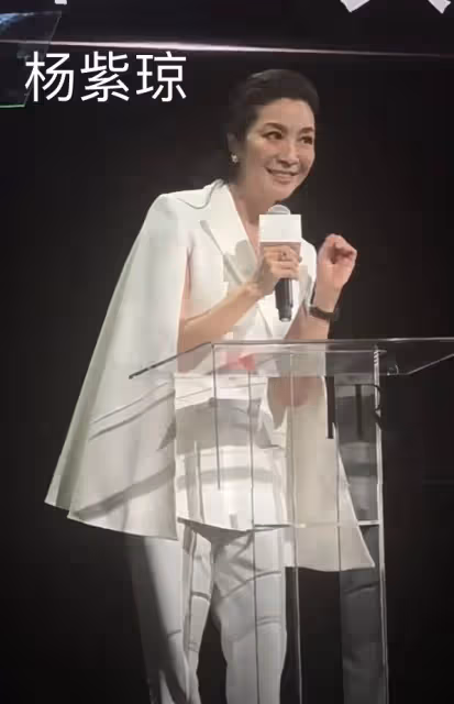 郭晶晶現身上海演講,緊張到雙手握拳,穿正裝與楊紫瓊同台比美
