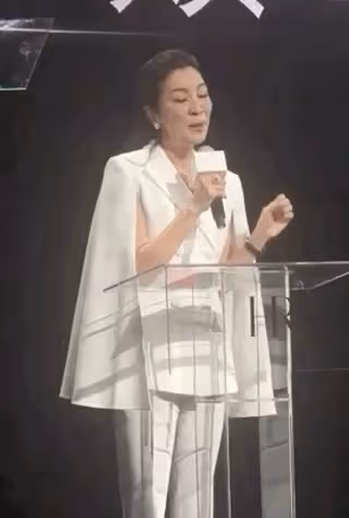 郭晶晶現身上海演講,緊張到雙手握拳,穿正裝與楊紫瓊同台比美