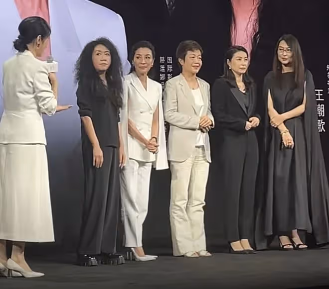 郭晶晶現身上海演講,緊張到雙手握拳,穿正裝與楊紫瓊同台比美