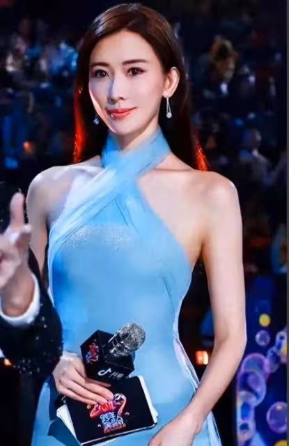 女明星大膽穿「掛乳」「掛臀」「掛胸」合適嗎?