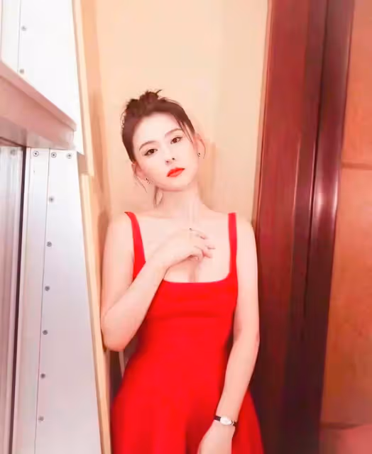 女明星大膽穿「掛乳」「掛臀」「掛胸」合適嗎?