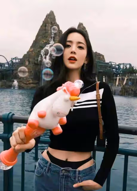 女明星大膽穿「掛乳」「掛臀」「掛胸」合適嗎?