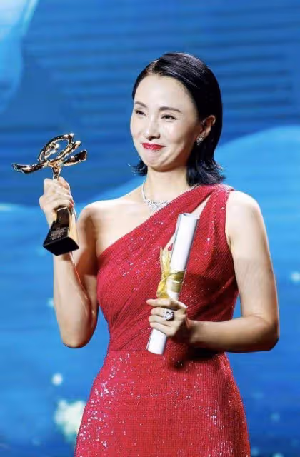 她是全運會冠軍,與徐崢因戲結緣,如今成人生贏家,事業愛情雙豐收