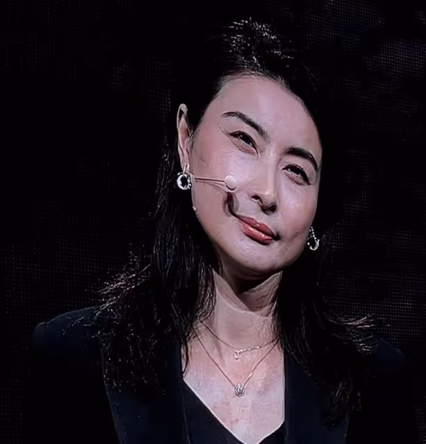 郭晶晶正裝出席活動，女強人氣質明顯，眼角有皺紋盡顯溫柔