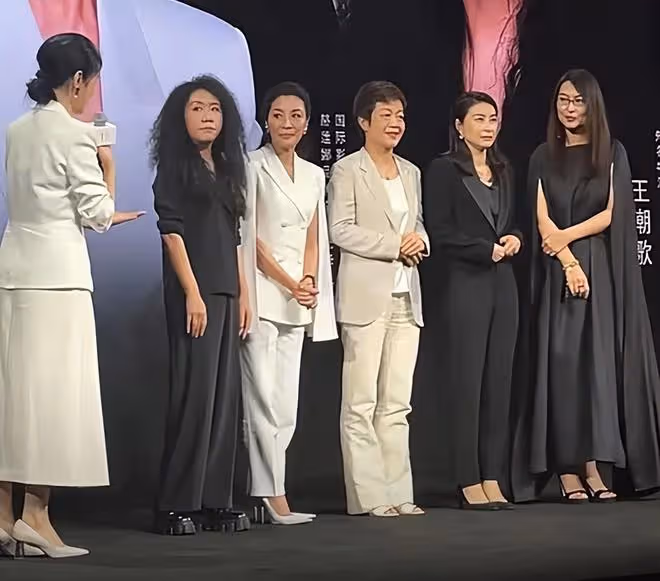郭晶晶正裝出席活動，女強人氣質明顯，眼角有皺紋盡顯溫柔
