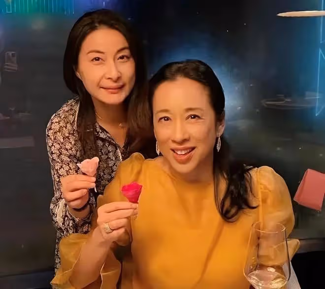 郭晶晶正裝出席活動，女強人氣質明顯，眼角有皺紋盡顯溫柔