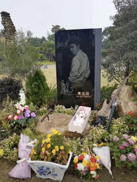 喬任梁去世7周年,陳喬恩連續7年曬粉色天空,喬爸在墓地布置花海