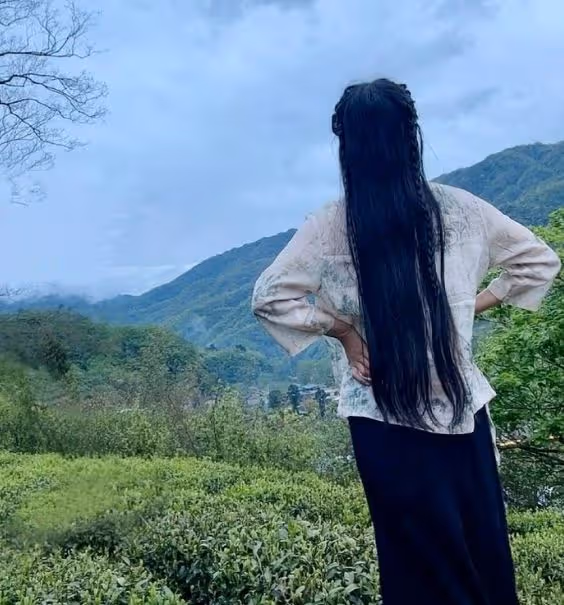 李子柒停更501天後露面，臉僵嘴歪疑整容，官宣新身份惹怒網友