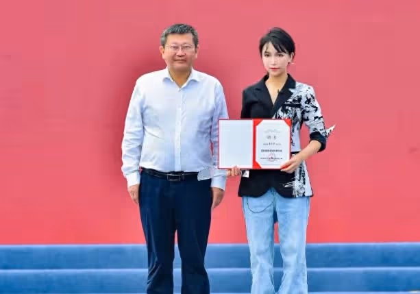 李子柒停更501天後露面，臉僵嘴歪疑整容，官宣新身份惹怒網友