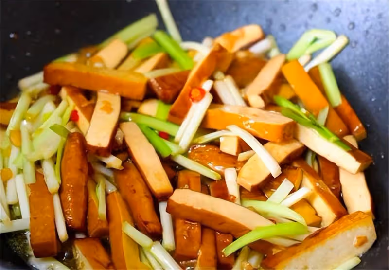 香乾怎麼炒好吃?教你幾個小技巧,這樣搭配炒香乾,嫩滑又入味