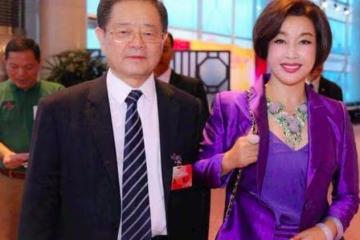 劉曉慶與第四任丈夫同框，大她十歲其貌不揚，卻讓她得罪不起！