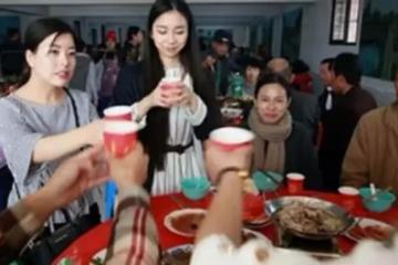 10萬塊的起因， 全家要我向婆婆道歉，我要求親戚全部到來場道 歉 宴，席間我端起酒杯走向婆婆