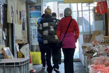 鹿晗關曉彤約會被偶遇,現身日本海鮮市場,關曉彤私服太土被吐槽