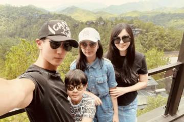 吳尊看澳網追星納達爾,攜家人與偶像合影,43歲妻子顏值氣質出眾