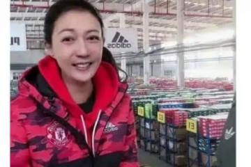 成龍舊愛吳綺莉熱度很高，在工廠倉庫直播首秀，跑前跑後盡職盡責