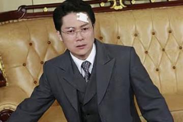 最帥反派，現47歲只能靠藥物維持生活，四個孩子都不是親生的