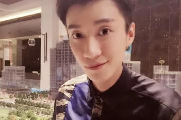 喬任梁父親前往墓地看望兒子,為Kimi擦拭墓碑,神色哀傷惹人淚目