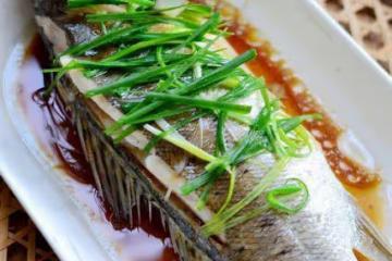 吃過了紅燒油炸,魚用清蒸的方法做,保證讓你感覺煥然一新