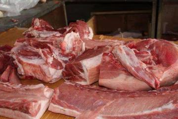 去菜市場買豬肉,當時聞著沒味道,怎麼帶回家就臭了呢?
