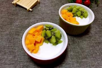 在家自製水果撈，酸甜解膩，不比水果店差