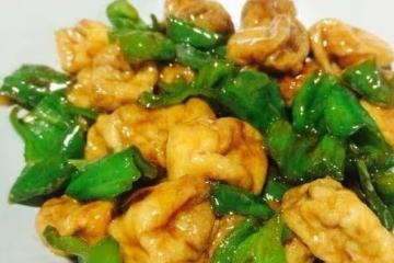 油豆腐炒青椒，蓮子排骨湯，韭菜雞蛋盒子，酸湯蓮藕燜雞翅