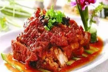 美食推薦:老乾媽醬排骨、蒜苔炒魷魚、豆角炒雞胗製作方法
