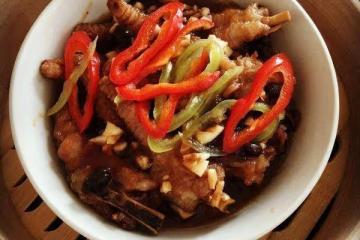 美食嚴選:虎皮醬鳳爪,秋葵炒肉,蚝油蒸排骨,豆腐夾肉的做法
