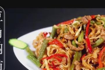 麵條別只會煮著吃，這樣燜一燜，勁道入味，隔著鍋蓋都能聞見香！