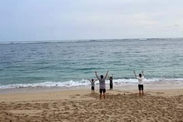 林志穎重遊巴厘島，曬父子多年海邊牽手對比照，一條褲子穿12年