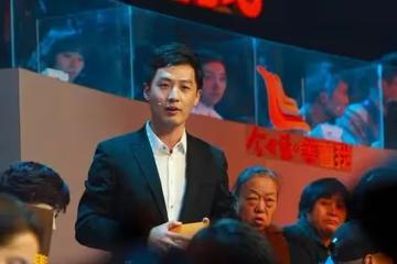 曾經的北大才子,如今是觀眾心中的「暖男」主持人……