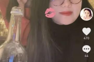 李湘在英國過春節，王詩齡隨媽媽就餐似名媛，餐廳金碧輝煌像宮殿