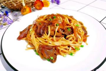 黑椒牛肉炒麵的做法