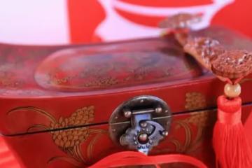 陪嫁90萬的紅木家具，離婚時老公說：家具我留下，給你10萬補償