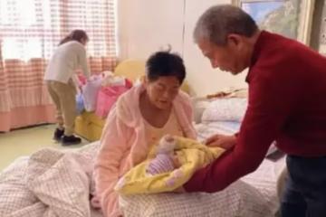「我養弟弟，誰來養我兒子？」大女兒的質問，換來父母無情嘲諷