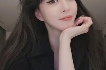 女星韓藝瑟直播大秀事業線，應粉絲要求大展胸前紋身引爭議