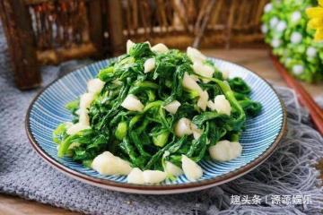 美食推薦：涼拌小油菜，蕃茄炒冬瓜，老醋蟄頭，紅油百葉的做法