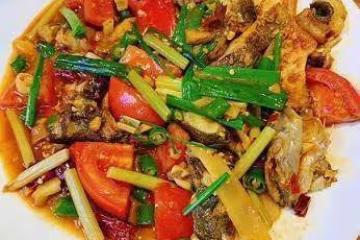 美食嚴選：啤酒魚，小炒雞絲，麻辣羊血，皮蛋拌豆角的做法