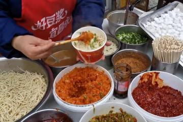 麵館每天早晨賣拌面，5元一碗配料豐富，大胃客人：大嫂再來一碗