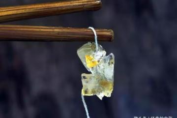 長知識了，原來白糖里的白線是故意放的！製糖商：這樣的冰糖最好