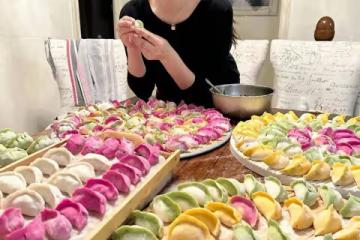 王小瑋曬餃子,刻意把婚紗照打馬賽克,疑對王小海徹底失望不復合