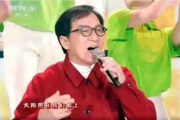 央視春晚名場面：鄧超動若脫兔，沈騰忘詞即興發揮，周深被門夾