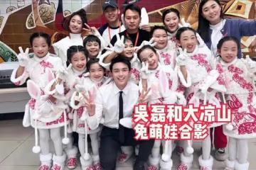 央視春晚男星狀態:吳磊揮動玩偶如招財貓,蘇有朋鞋子厚重太憨