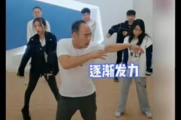 旭日陽剛王旭惹爭議，挺肚腩跳舞姿勢誇張，被喊話好好唱歌別賣傻
