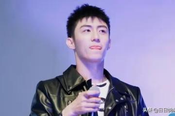 他曾是餐館服務員,偶然做了模特,演同性戀爆紅,迅速逆襲成明星