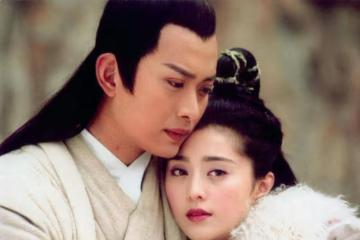 他曾是內地「古裝男神」,成到穿奇裝異服、戴美瞳網劇里打醬油