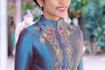 詩妮娜母親罕見公開亮相！穿傳統泰服好溫婉，貴妃的絕美氣質像她