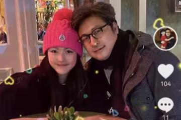 王岳倫飛英國陪女兒過春節，曬父女溫情合影，王詩齡身高直追爸爸