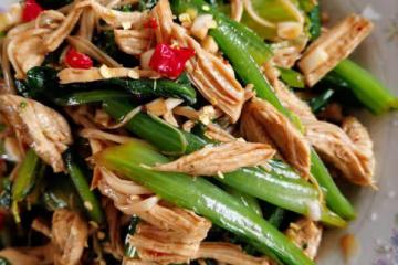 雞胸肉拌油麥菜的做法